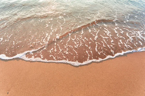 Des vagues bleues dans le sable — Photo