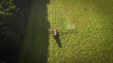 Tarım Makinaları alanında. Traktör bir püskürtücü ile. Havadan görünümü