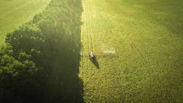 Tarım Makinaları alanında. Traktör bir püskürtücü ile. Havadan görünümü