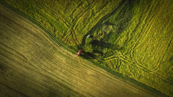 Maquinaria agrícola en el campo. Tractor con pulverizador. Vista aérea — Foto de Stock