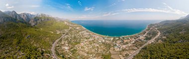 Havadan görünümü Kemer, Türkiye'nin köyü yakınlarında deniz ve dağ manzara Panoraması