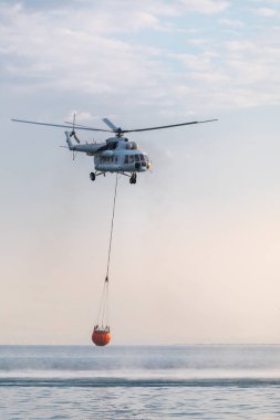 Ateş Hava ekipmanları inşaat orman yangını dağlarda sabahın erken saatlerinde ortadan kaldırmak için