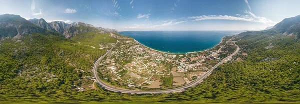 Havadan görünümü Kemer, Türkiye'nin köyü yakınlarında deniz ve dağ manzara Panoraması — Stok fotoğraf