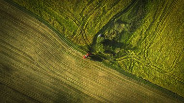Tarım Makinaları alanında. Traktör bir püskürtücü ile. Havadan görünümü