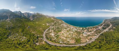 Havadan görünümü Kemer, Türkiye'nin köyü yakınlarında deniz ve dağ manzara Panoraması