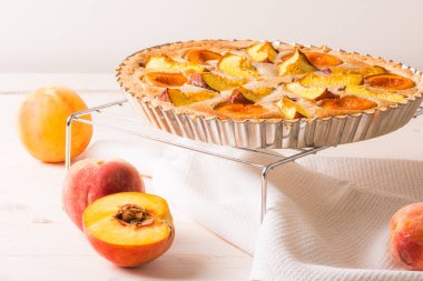 Badem krem Şeftalili pasta