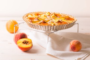 Badem krem Şeftalili pasta