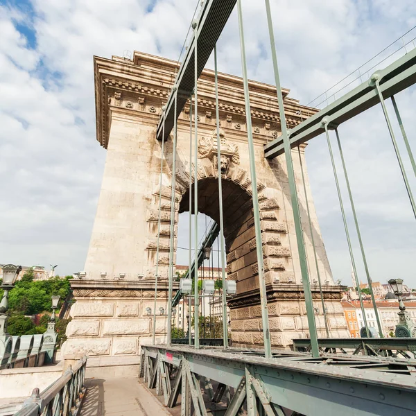 Ponte Cadeia Szechenyi na bela Budapeste. Hungria . — Fotografia de Stock