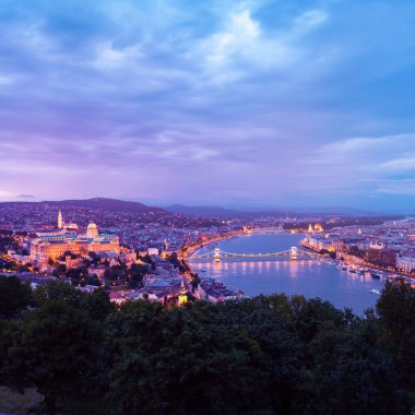 alacakaranlıkta Budapeşte panoramik görünüm