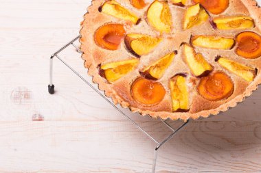 Badem krem Şeftalili pasta