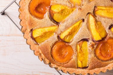 Badem krem Şeftalili pasta