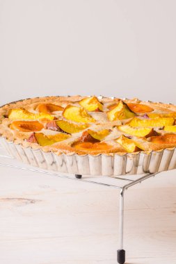 Badem krem Şeftalili pasta