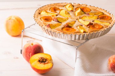 Badem krem Şeftalili pasta