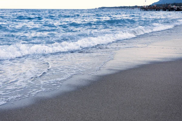 Des vagues bleues dans le sable — Photo