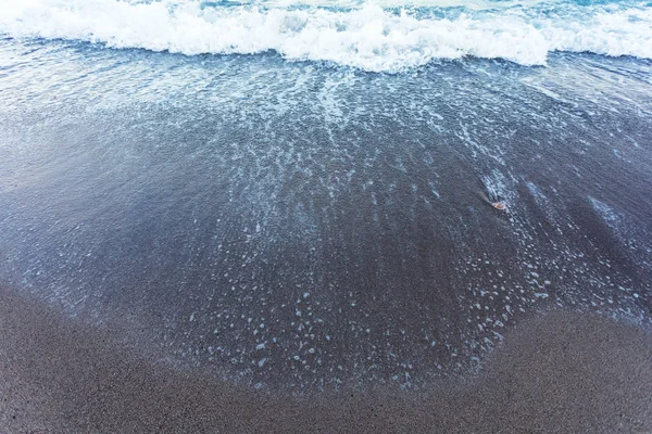 Blå vågor i sanden — Stockfoto
