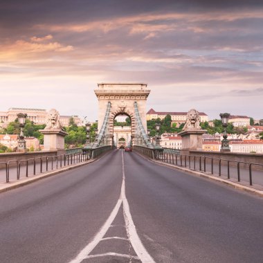 Szechenyi Chain Bridge batımında güzel Budapeşte'de. Tuna Nehri üzerinde köprü, Macaristan'ın başkenti Buda ve Pest, iki banka bağlanır.
