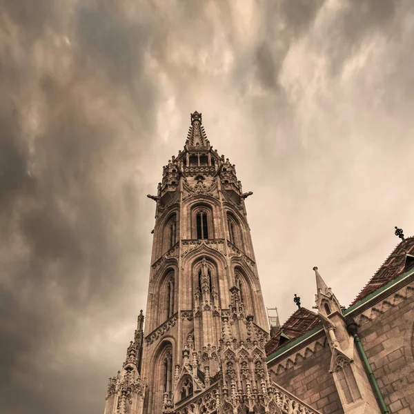 ブダペスト、ハンガリーでフィッシャーマンズ バスションワーフ聖マティアス教会 — ストック写真