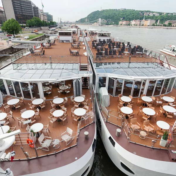 Toeristische boten op de rivier de Donau, Budapest, Hongarije — Stockfoto