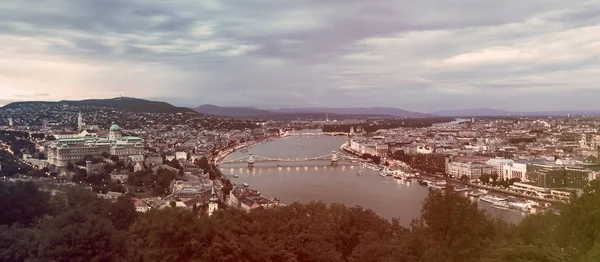 Vista panorâmica de Budapeste ao entardecer — Fotografia de Stock