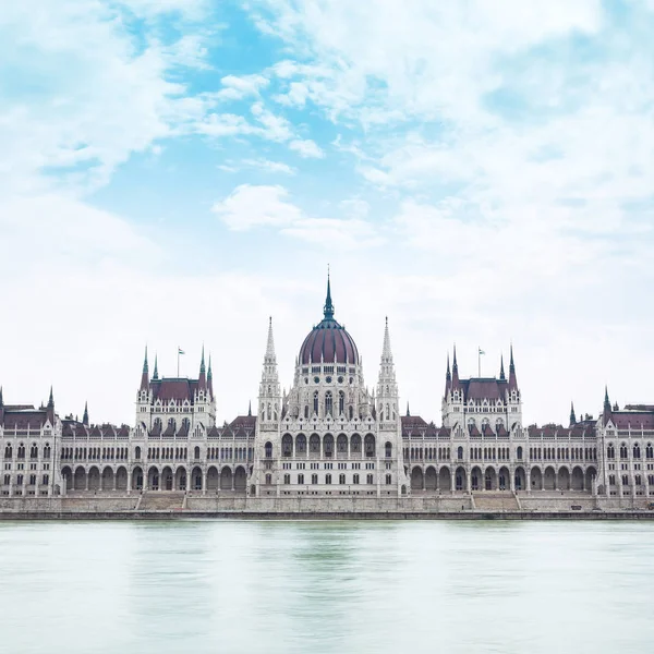 Κτίριο του Κοινοβουλίου στην Βουδαπέστη, Ουγγαρία σε μια συννεφιασμένη μέρα — Φωτογραφία Αρχείου