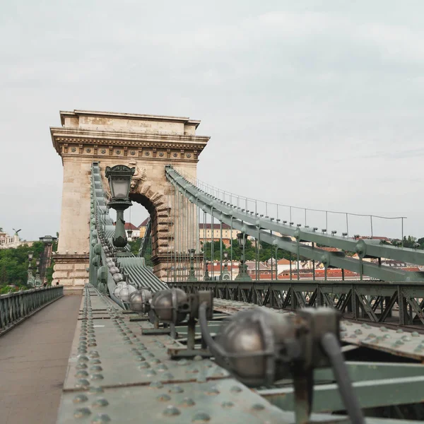 Ponte Cadeia Szechenyi na bela Budapeste. Hungria . — Fotografia de Stock