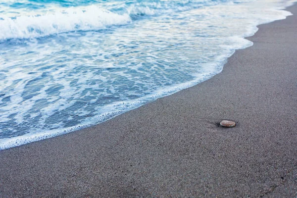 Des vagues bleues dans le sable — Photo