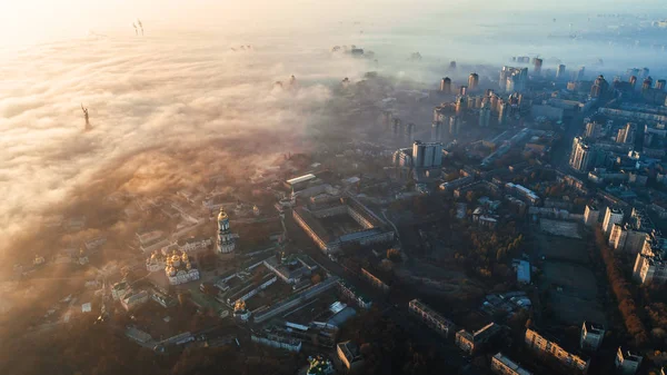 Vista aérea da cidade em denso nevoeiro — Fotografia de Stock