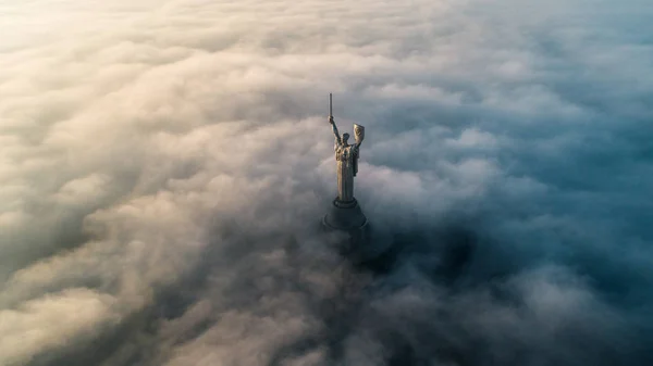 Vista aérea do Monumento Pátria, envolta em densa neblina. Visões históricas da Ucrânia . — Fotografia de Stock