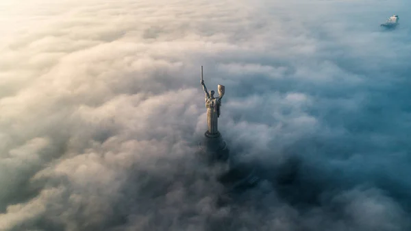 Vista aérea do Monumento Pátria, envolta em densa neblina. Visões históricas da Ucrânia . — Fotografia de Stock