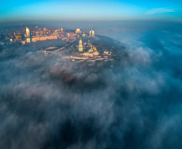 Veduta aerea della riva destra di Kiev coperta di fitta nebbia — Foto Stock