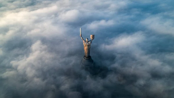Thick clouds of autumn fog and the Motherland monument sticking out of them — Stock Photo, Image