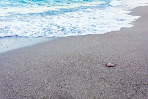 Des vagues bleues dans le sable — Photo