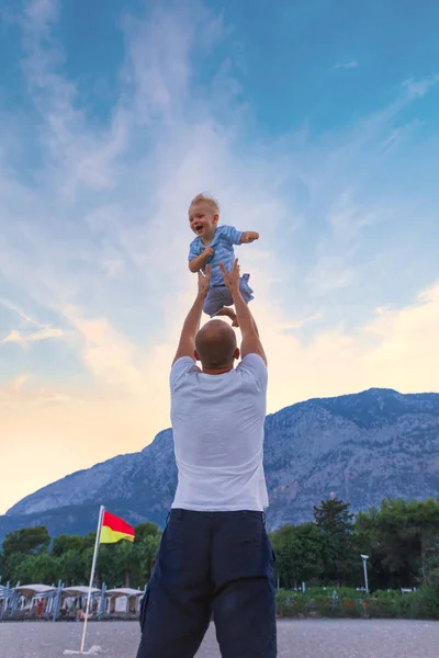 Papá y su hijo se divierten al aire libre . — Foto de Stock