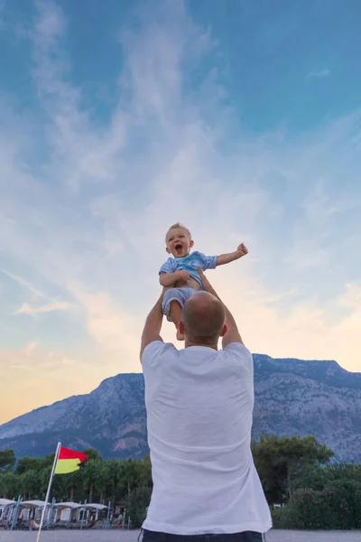 Papá y su hijo se divierten al aire libre . — Foto de Stock