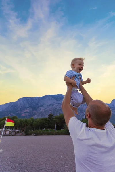 Papá y su hijo se divierten al aire libre . — Foto de Stock