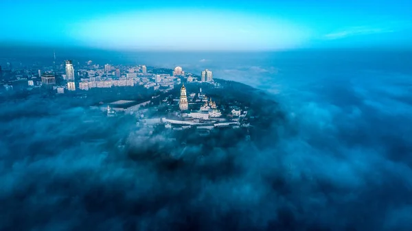 Vista aérea da margem direita de Kiev coberta com nevoeiro espesso — Fotografia de Stock