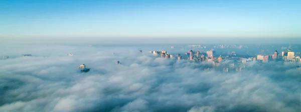 A cidade é coberta com nevoeiro espesso e saliente dela onde nem onde edifícios de edifício alto — Fotografia de Stock