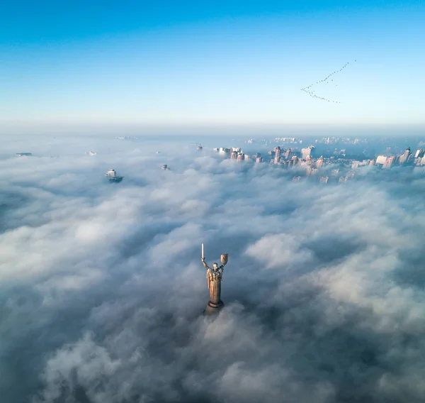 मदरलँड स्मारकाचे हवाई दृश्य, जाड धुके मध्ये कोसळले. युक्रेनचे ऐतिहासिक दृश्ये . — स्टॉक फोटो, इमेज
