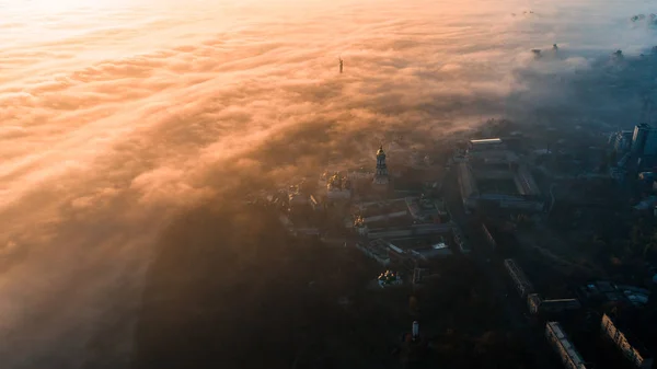 Veduta aerea della città nella fitta nebbia — Foto Stock