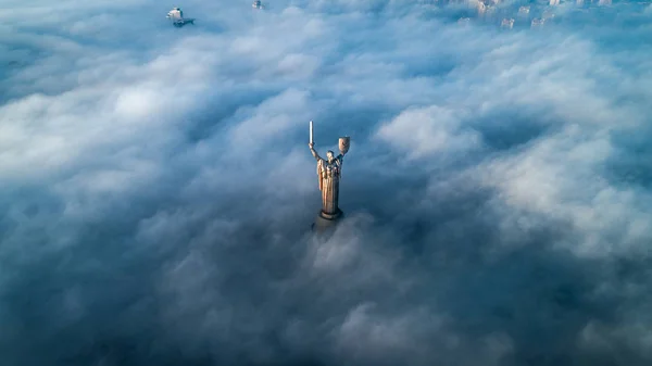 Vista aérea do Monumento Pátria, envolta em densa neblina. Visões históricas da Ucrânia . — Fotografia de Stock