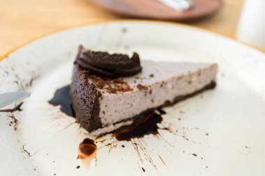 Peynirli kek Çikolata bisküvi ve çikolata tepesi ile