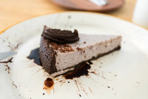Sajttorta és csokis keksz- és csokoládé öntettel — Stock Fotó