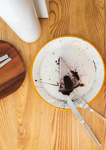 Tarta de queso con galletas de chocolate y cobertura de chocolate — Foto de Stock