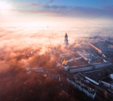 Kiev Pechersk Lavra complex adlı gündoğumu sis ile