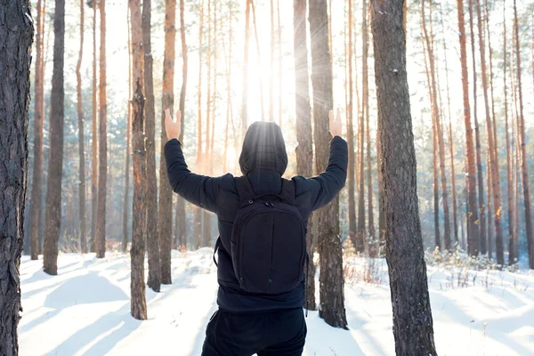 남자 겨울 숲 산책 — 스톡 사진