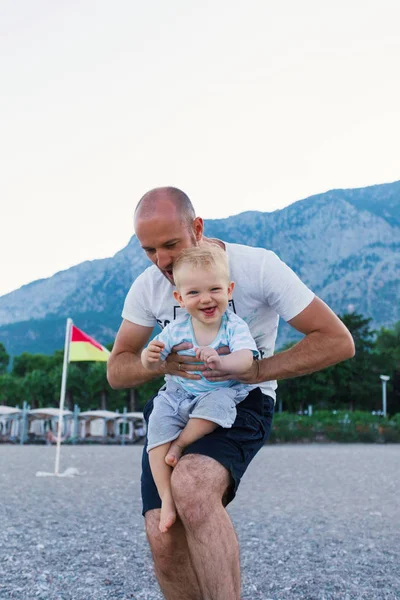 Papá y su hijo se divierten al aire libre . — Foto de Stock