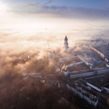 Kiev Pechersk Lavra complex adlı gündoğumu sis ile