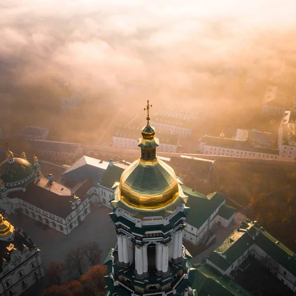 Veduta aerea di Kiev Pechersk Lavra all'alba e la città coperta di fitta nebbia sullo sfondo . — Foto Stock