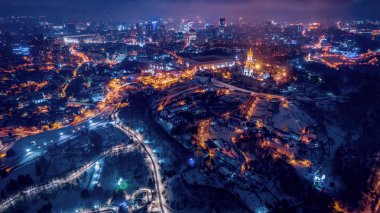 Büyük bir şehrin gece muhteşem gece manzarası. Kiev, Ukrayna