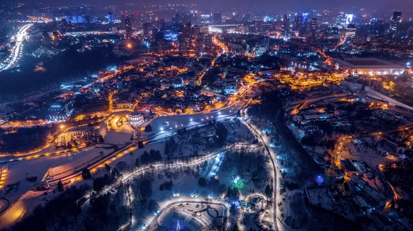 Spettacolare skyline notturno di una grande città di notte. Kiev, Ucraina — Foto Stock